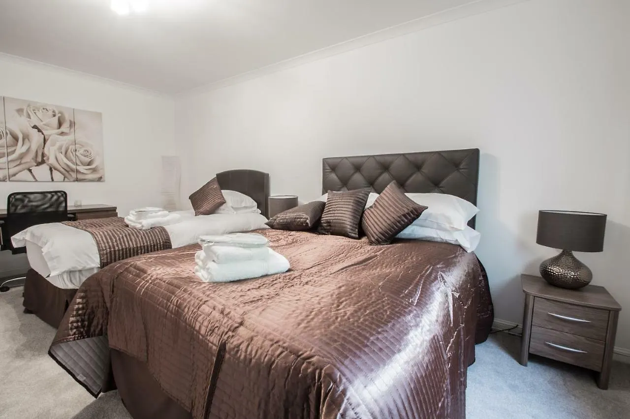 Orange Town House - Shaw Road, Only 6 Minutes To City Centre Aberdeen