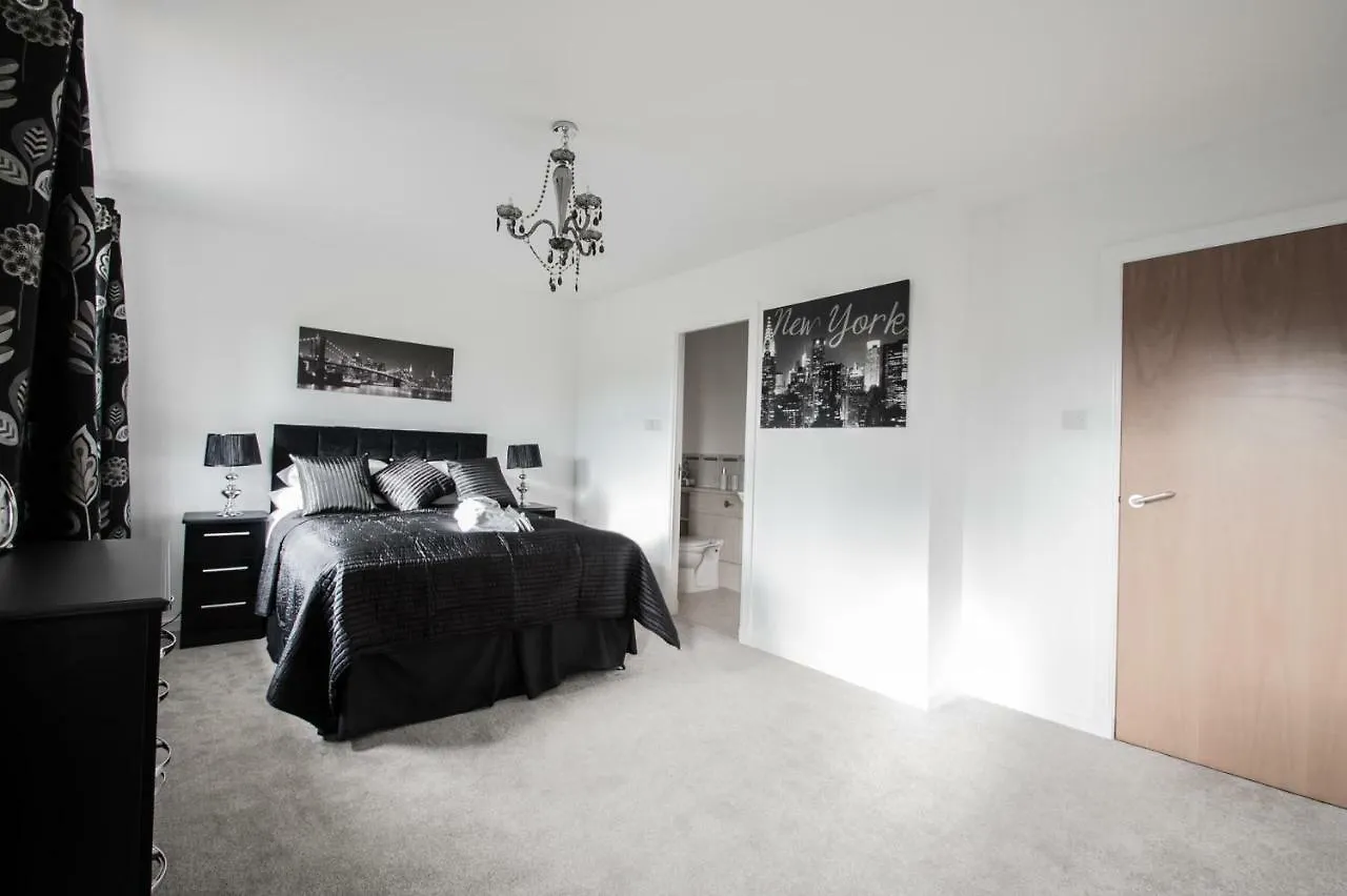 Orange Town House - Shaw Road, Only 6 Minutes To City Centre Aberdeen 0*,