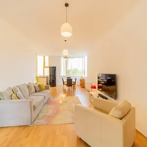 Pass The Keys - Spacious Flat, Royal Docks, London
