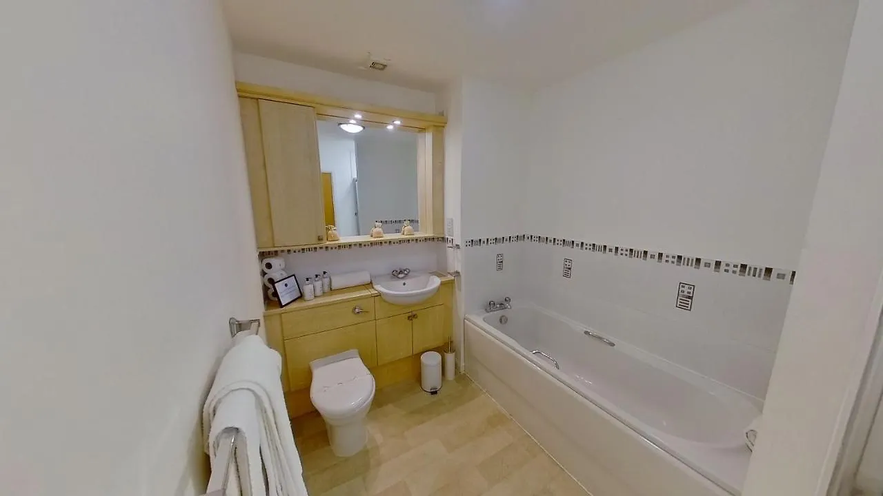 Apartment Orange Town House - Shaw Road, Only 6 Minutes To City Centre Aberdeen