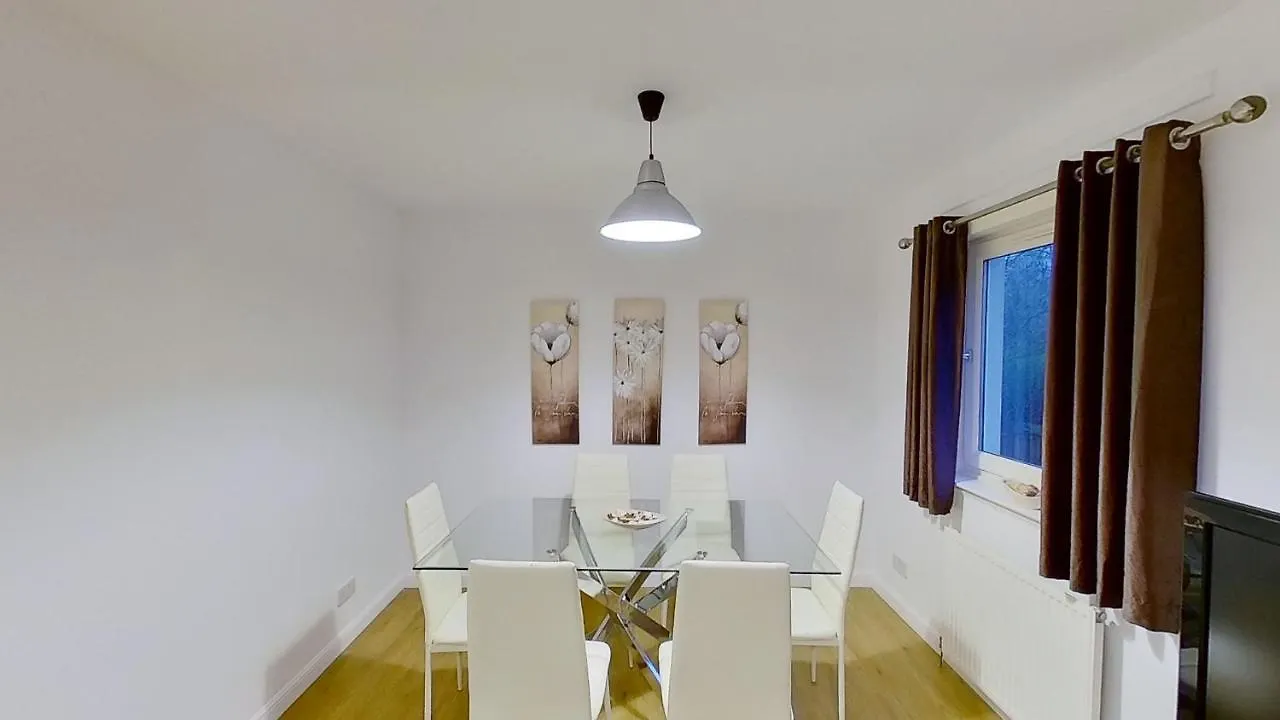 Orange Town House - Shaw Road, Only 6 Minutes To City Centre Aberdeen