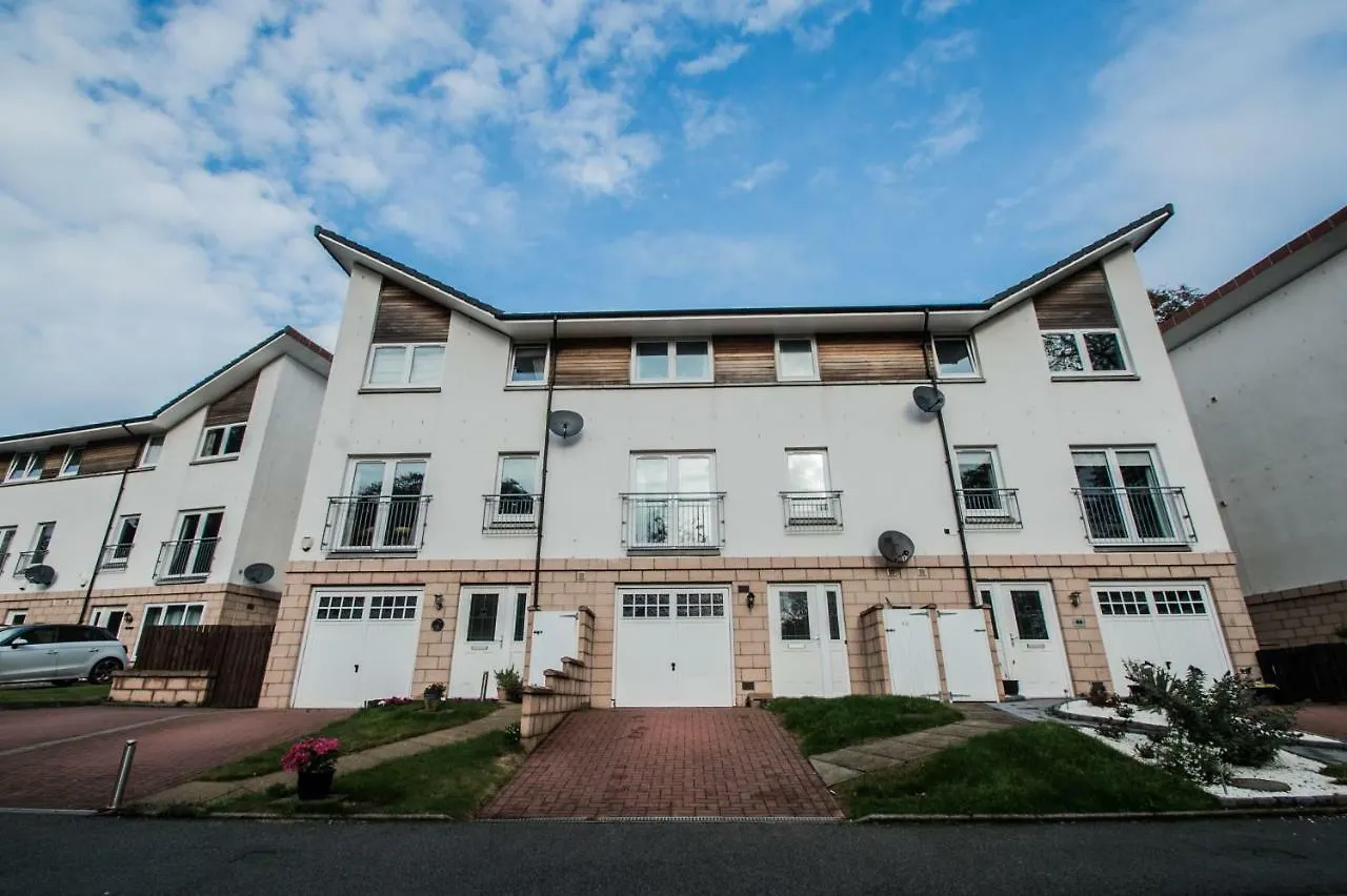 Orange Town House - Shaw Road, Only 6 Minutes To City Centre Aberdeen Apartment