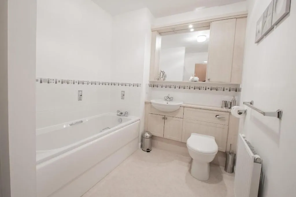 Orange Town House - Shaw Road, Only 6 Minutes To City Centre Aberdeen Apartment